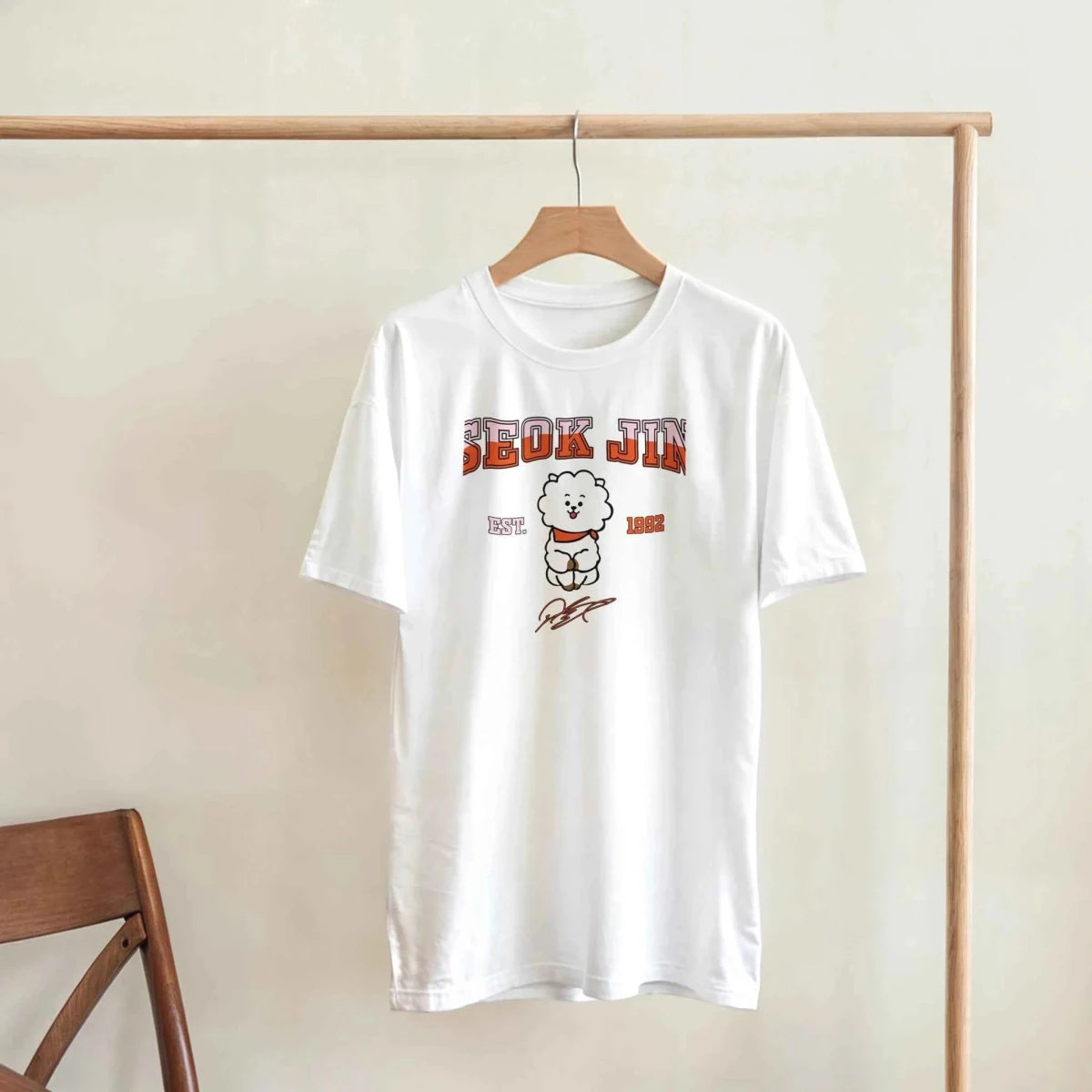 T-shirt BTS Jin RJ Mascotte Vintage | Style Campus EST. 1992 - Design Officiel Collector K - Pop T-shirt - KAWAII FAVIE