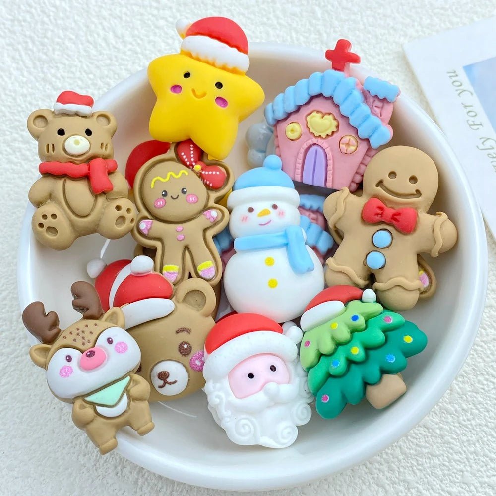10 Ornements en Résine de Noël | Collection Cartoon (Bonhomme de Neige, Père Noël) - Dos Plat pour Barrettes Cheveux, DIY Charms - KAWAII FAVIE