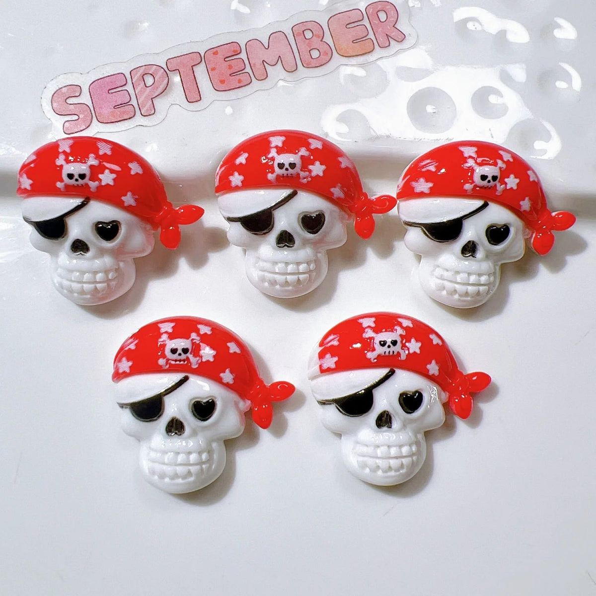 10 Perles en Résine 3D Pirates & Crânes Cartoon | Dos Plat - DIY, Mariage, Halloween, Bijoux KAWAHIP Charms - KAWAII FAVIE