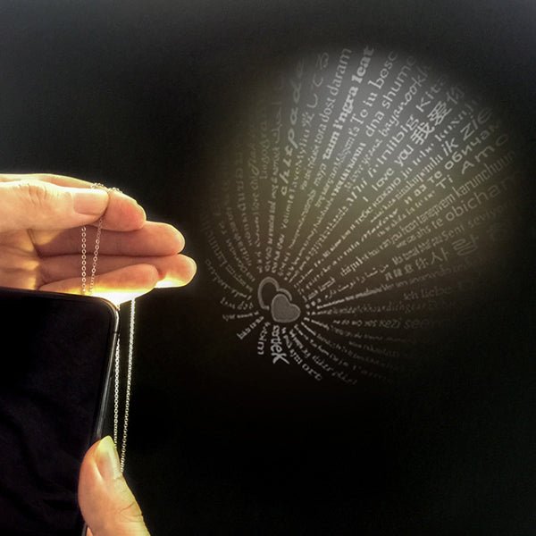 Collier « Amour Projectif » en Argent Sterling 925 | Gravure de Nom & Projection « Je t'aime » - 4 Styles (Ange, Dauphin, Kitty, Love Mom) Necklace - KAWAII FAVIE