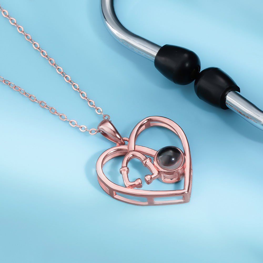 Collier Cœur Stéthoscope Projection Photo en Argent 925 | Cadeau Personnalisé pour Infirmière, Médecin & Étudiant en Médecine Necklace - KAWAII FAVIE