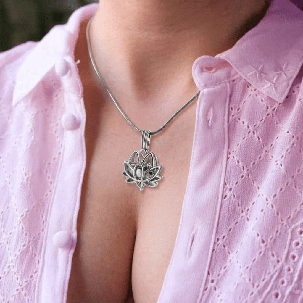 Collier Mémoire Urne en Forme de Lotus | Pour Cendres ou Souvenir - Personnalisable en Acier Inoxydable Necklace - KAWAII FAVIE
