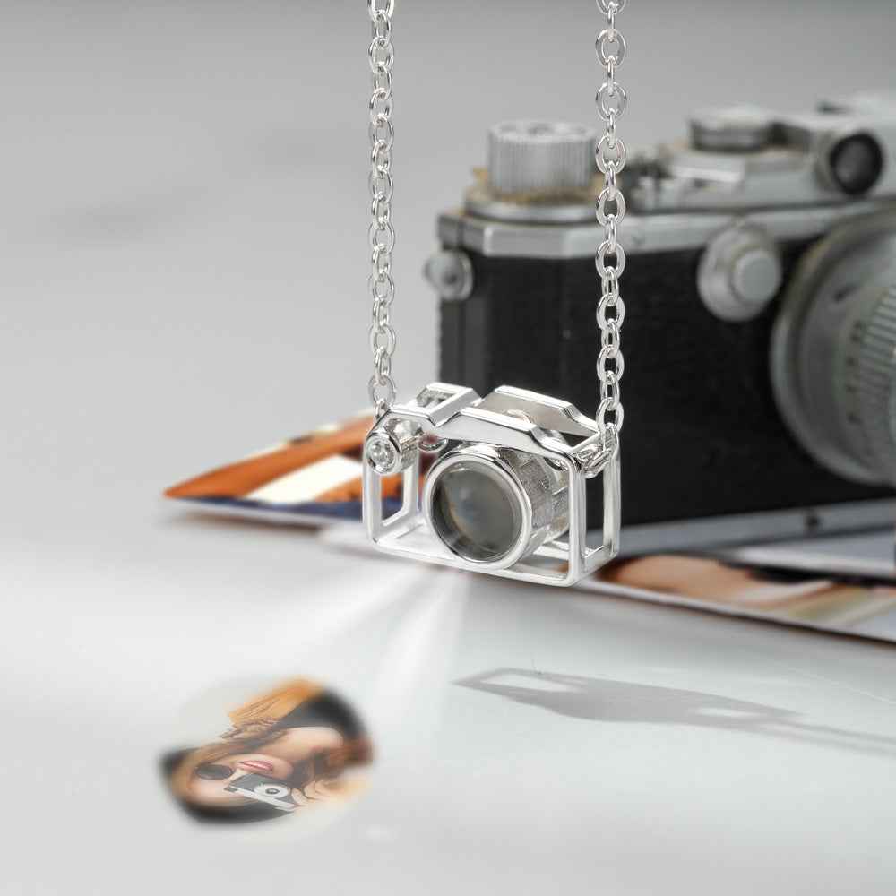 Collier Projection Personnalisé en Forme d'Appareil Photo | Cadeau Unique pour Photographe & Amoureux de la Photo Necklace - KAWAII FAVIE