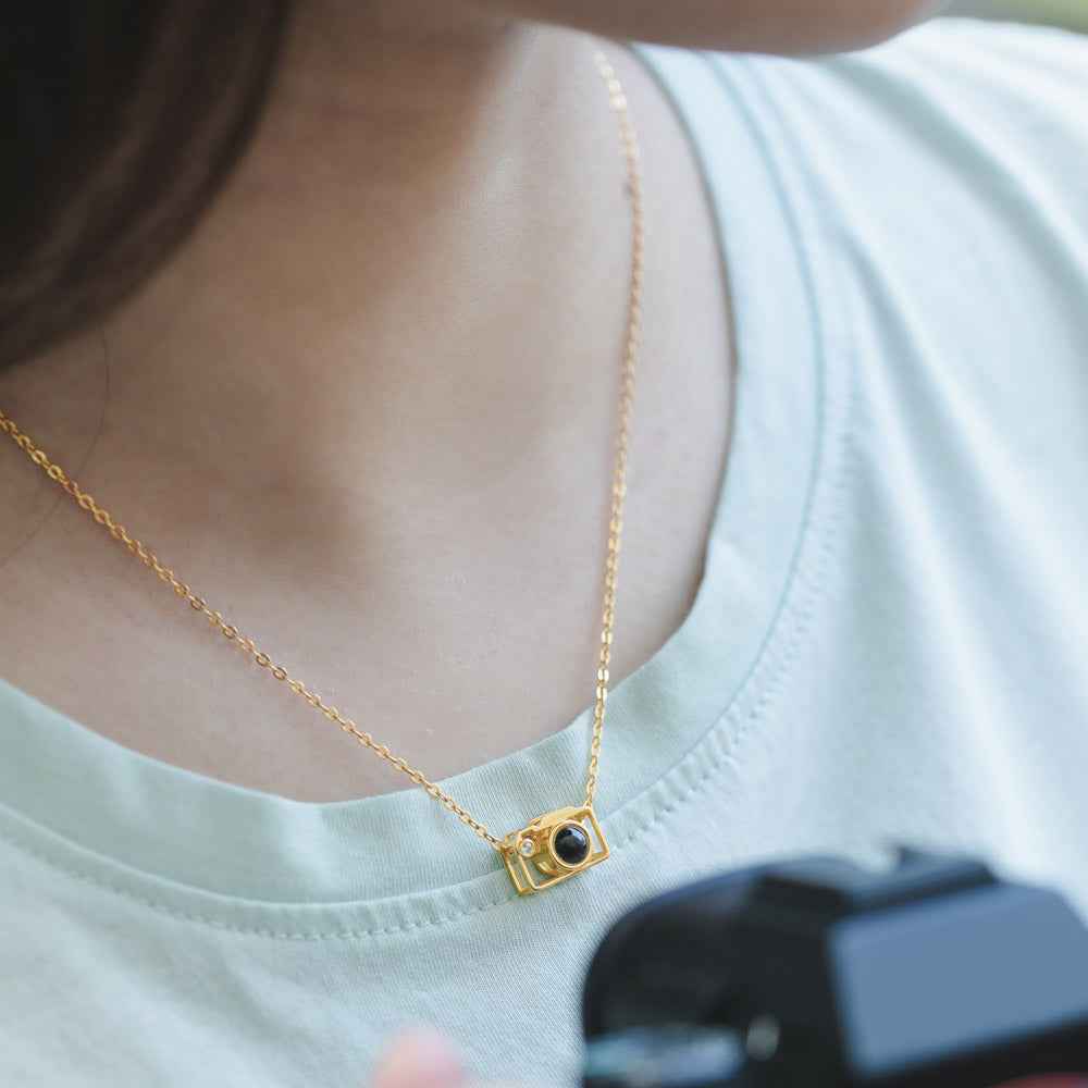 Collier Projection Personnalisé en Forme d'Appareil Photo | Cadeau Unique pour Photographe & Amoureux de la Photo Necklace - KAWAII FAVIE