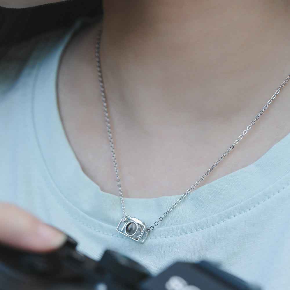 Collier Projection Personnalisé en Forme d'Appareil Photo | Cadeau Unique pour Photographe & Amoureux de la Photo Necklace - KAWAII FAVIE