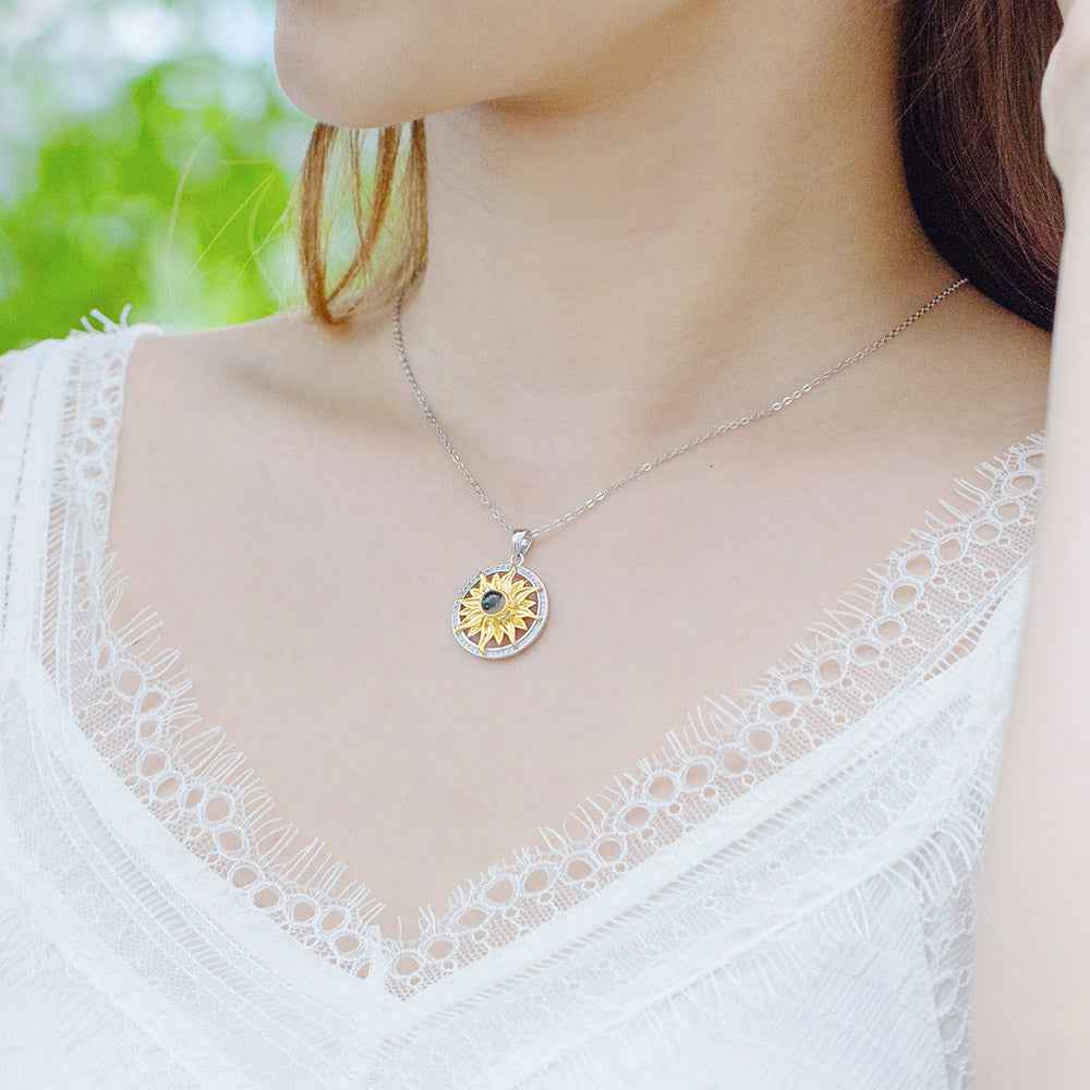 Collier Tournesol Projection « Je T'aime » en 100 Langues | Pendentif Personnalisable avec Photo - Cadeau Lumineux Necklace - KAWAII FAVIE