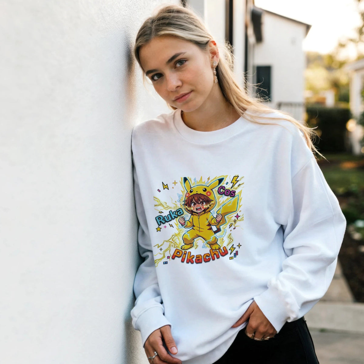 Sweat-shirt Crewneck Unisexe - Ruka en Pikachu Full Power | Pokémon Sweat-shirt - KAWAII FAVIE