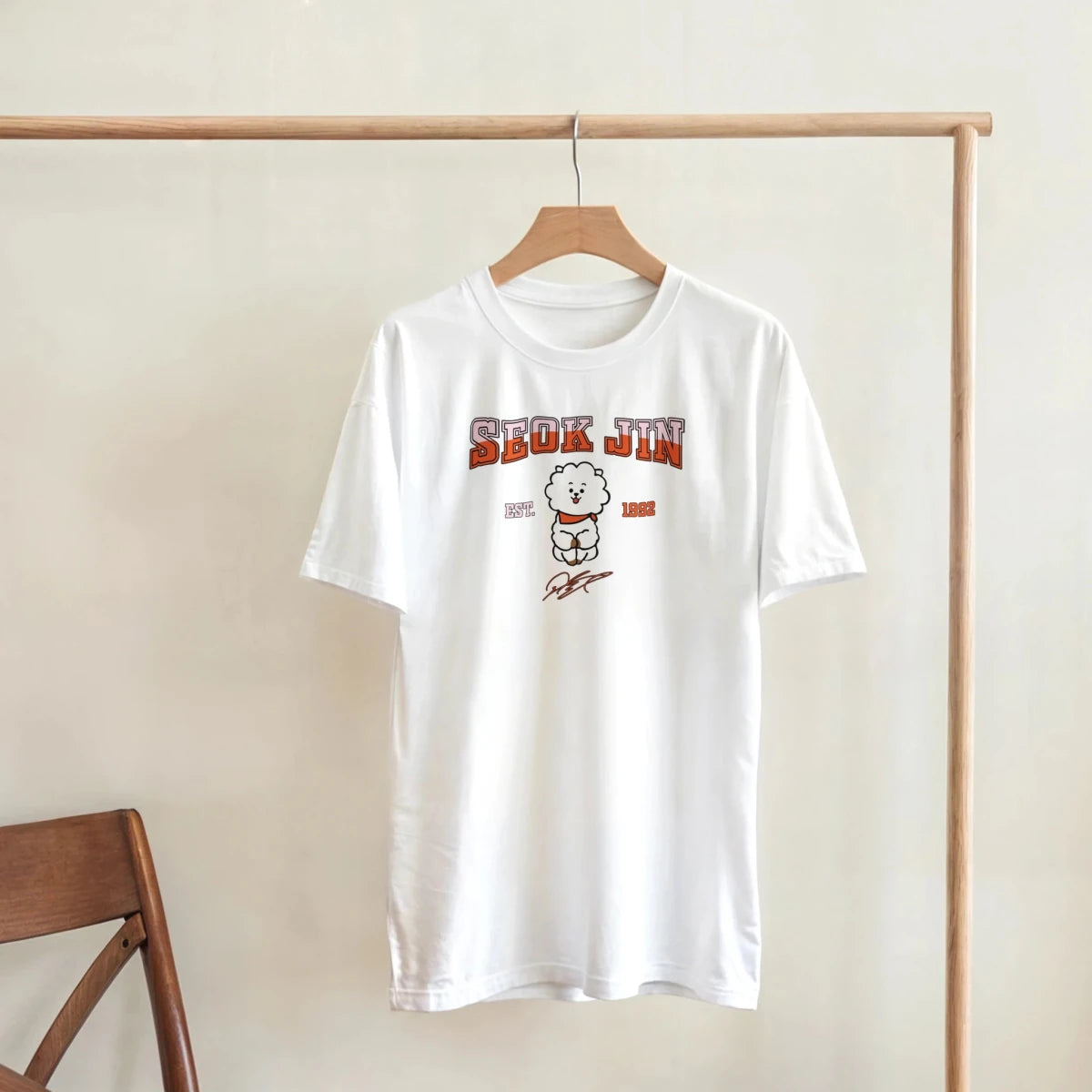 T-shirt BTS Jin RJ Mascotte Vintage | Style Campus EST. 1992 - Design Officiel Collector K - Pop T-shirt - KAWAII FAVIE