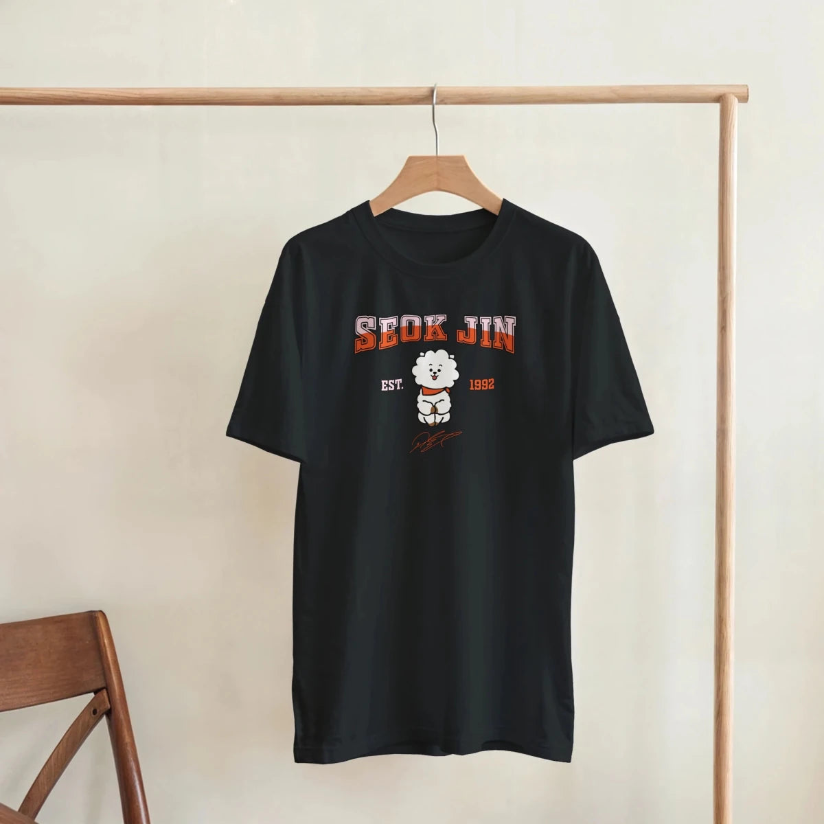 T-shirt BTS Jin RJ Mascotte Vintage | Style Campus EST. 1992 - Design Officiel Collector K - Pop T-shirt - KAWAII FAVIE