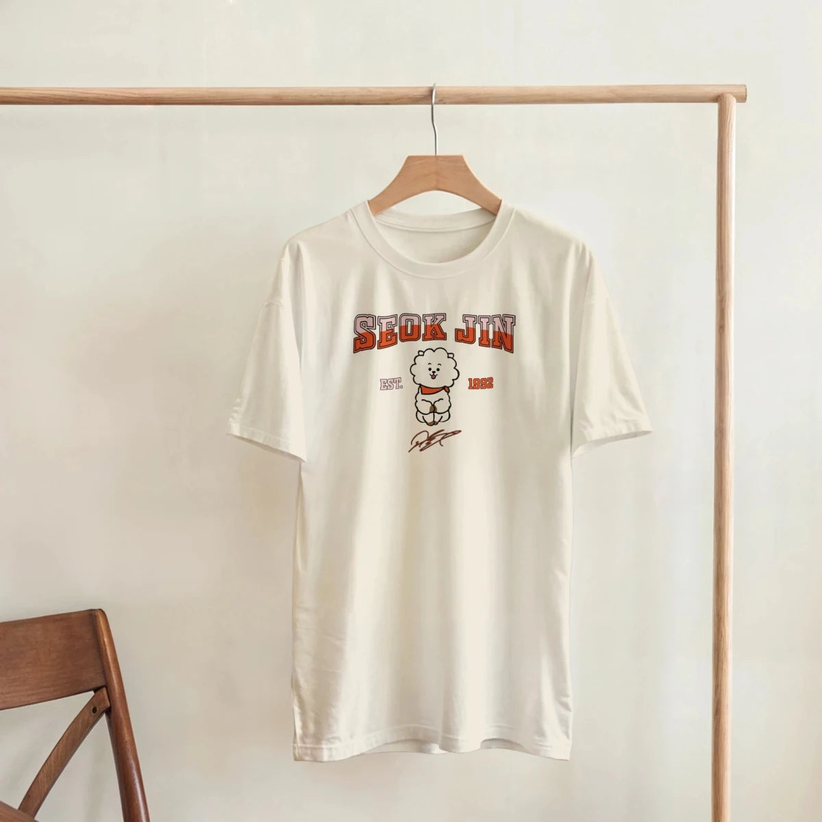 T-shirt BTS Jin RJ Mascotte Vintage | Style Campus EST. 1992 - Design Officiel Collector K - Pop T-shirt - KAWAII FAVIE