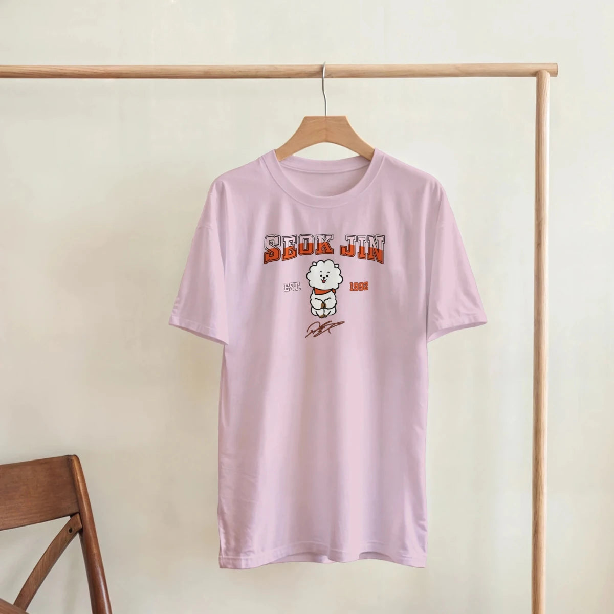 T-shirt BTS Jin RJ Mascotte Vintage | Style Campus EST. 1992 - Design Officiel Collector K - Pop T-shirt - KAWAII FAVIE