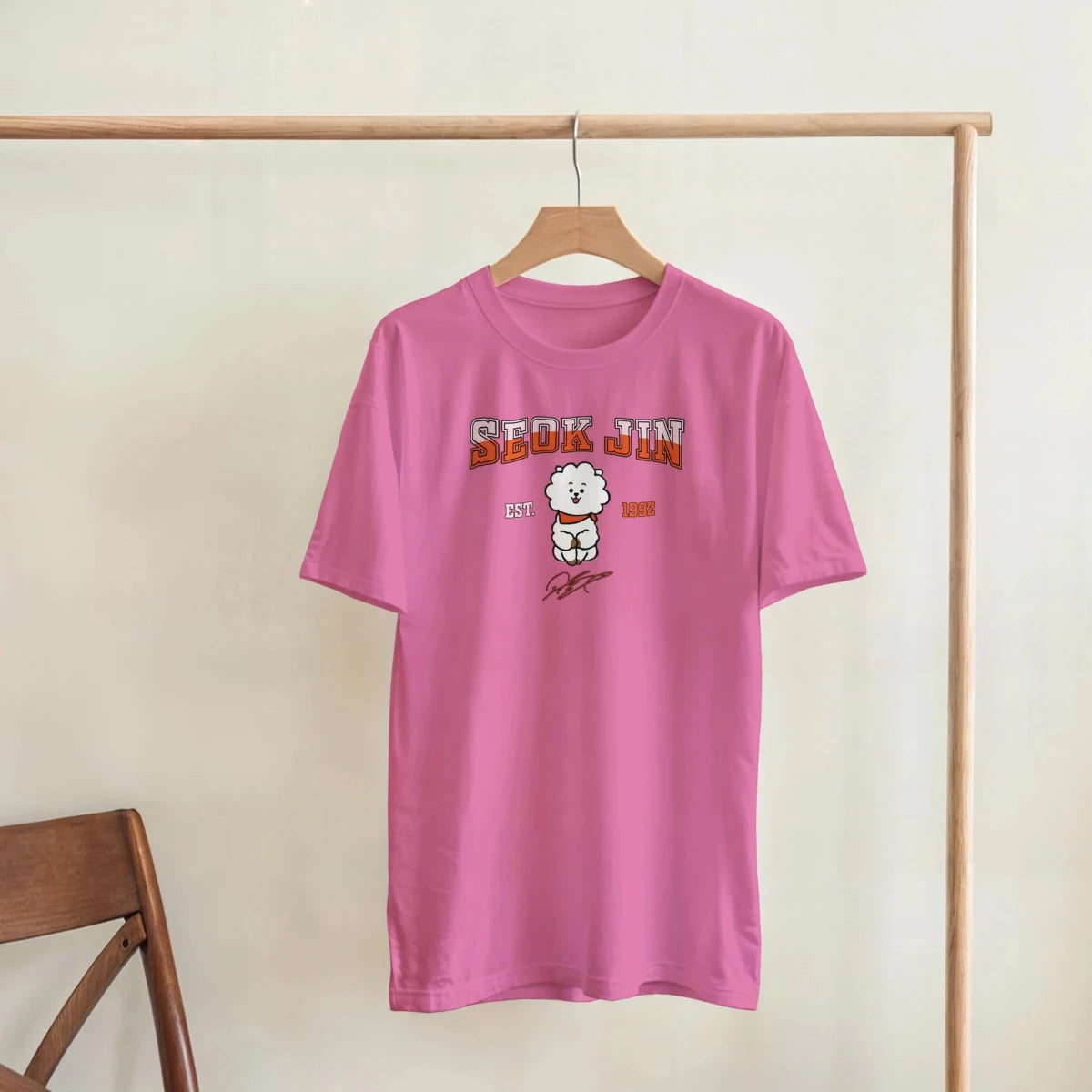 T-shirt BTS Jin RJ Mascotte Vintage | Style Campus EST. 1992 - Design Officiel Collector K - Pop T-shirt - KAWAII FAVIE