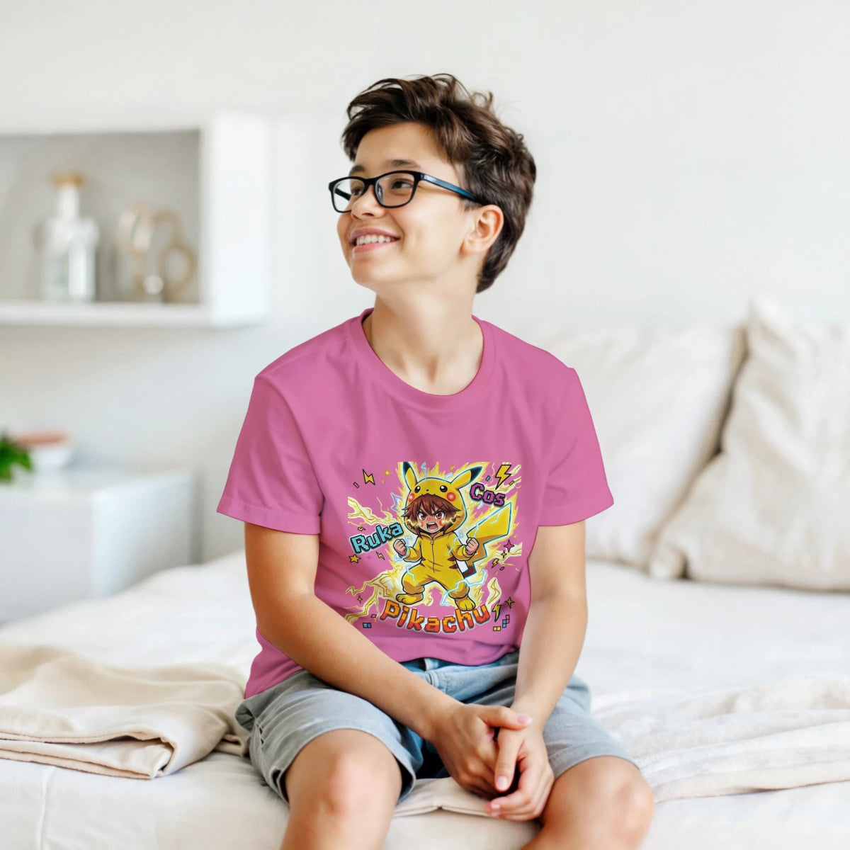 T-shirt enfant à col rond - Ruka en Pikachu Full Power | Pokémon T-shirt - KAWAII FAVIE