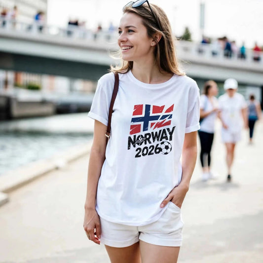 T-shirt Norvège 2026 - Design Drapeaux Grunge Football | Maillot Supporters Sélection Nationale Femme T-shirt - KAWAII FAVIE