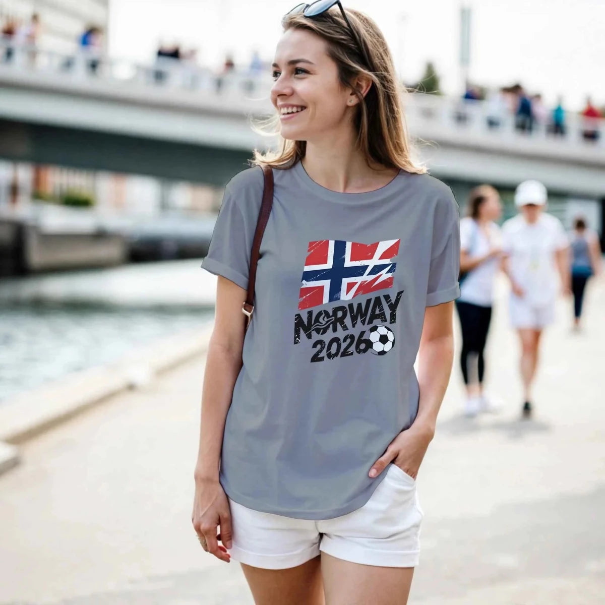 T-shirt Norvège 2026 - Design Drapeaux Grunge Football | Maillot Supporters Sélection Nationale Femme T-shirt - KAWAII FAVIE