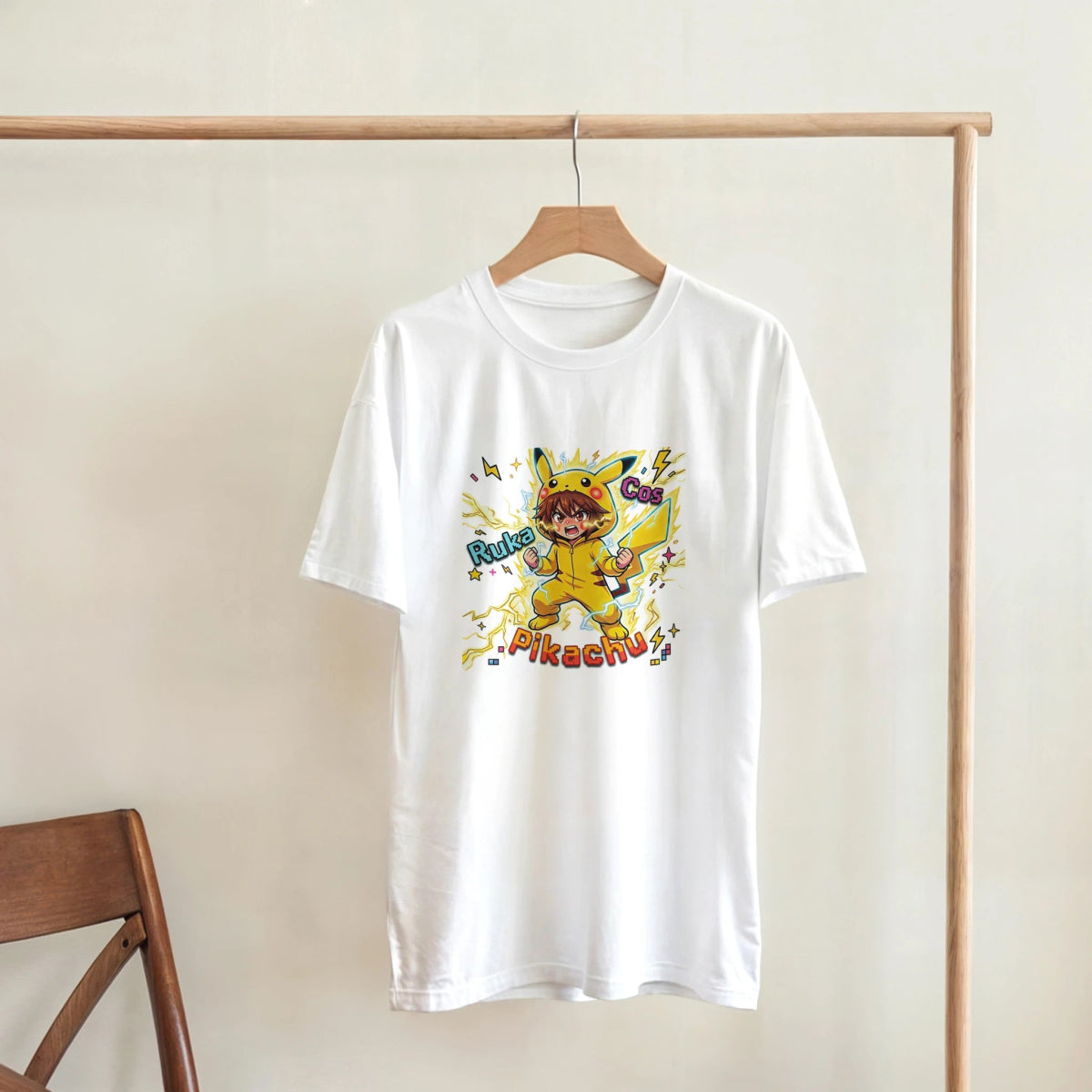 T-shirt Unisexe Coton Lourd - Ruka en Pikachu Full Power | Pokémon T-shirt - KAWAII FAVIE